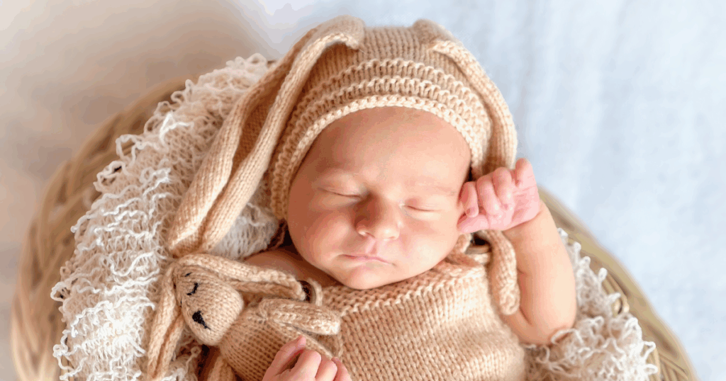 静かに眠る赤ちゃんの夢は、再生と心のやすらぎを感じさせるスピリチュアルな象徴