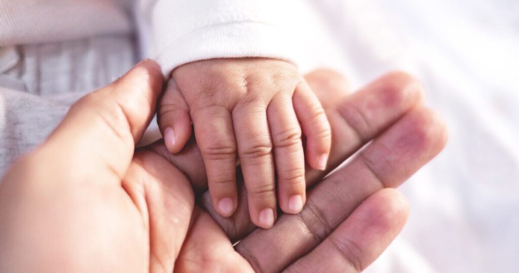 赤ちゃんと手をにぎる夢は、愛情と安心感を求めるあなたの心を映している