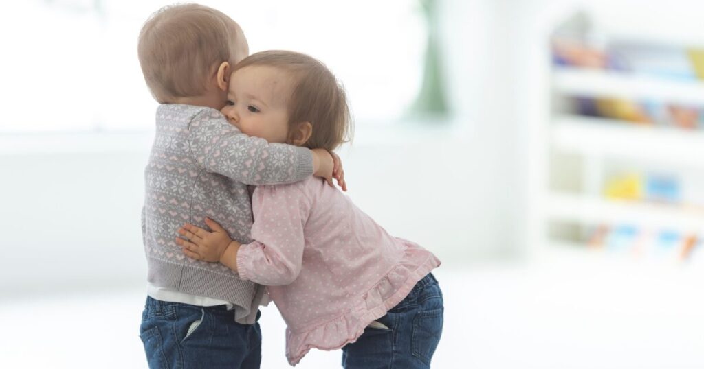 赤ちゃんが抱かれている夢は、愛情とぬくもり、守りたいという潜在意識のあらわれ